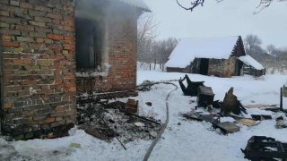 У Червоноградському районі чоловік потрапив до лікарні через пожежу в будинку