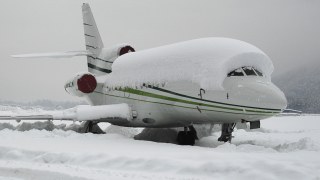 Сильні снігопади коригували розклад авіарейсів у львівському аеропорті