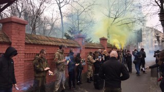 Під Російським консульством у Львові запалили димові шашки