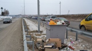 Жовківщина зустрічає іноземних гостей України сміттям та смородом (фото)