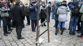 У Львові на забудові на вулиці Шептицького встановили пам’ятний стовп