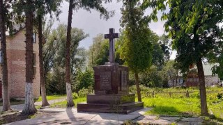 У Красне встановили хрест на місці демонтованого пам’ятника радянському воїну