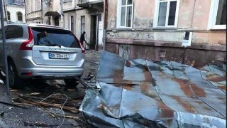 Вітер пошкодив дахи будинків та машину у Львові