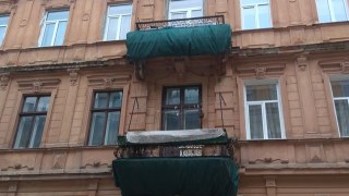 У Львові продовжує падати штукатурка з аварійних балконів