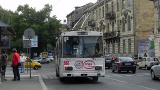 Трамваї повернулися на звичні маршрути, а тролейбуси змінили курс