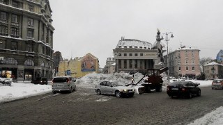 На вулиці Львова виїхали 23 снігоприбиральні машини