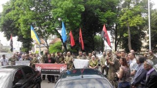 Під Львівською облрадою пікетують бійці добровольчих батальйонів