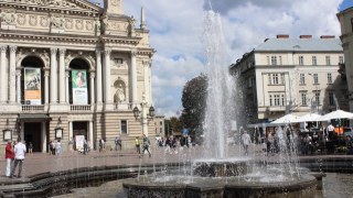 Перед Львівською оперою вимкнули фонтан