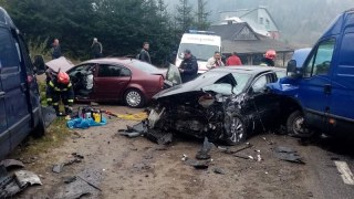 На Самбірщині у ДТП з чотирма автівками постраждали двоє людей