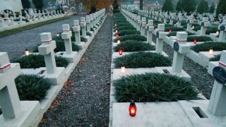 Спецслужби знайшли польських фанатів, які запалили фаєри на цвинтарі Орлят у Львові