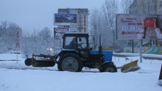 На вулиці Львова виїхали 10 одиниць снігоприбиральної техніки