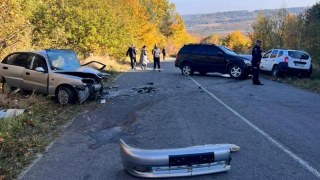 На Золочівщині у ДТП постраждали водій та пасажирка Daewoo Lanos