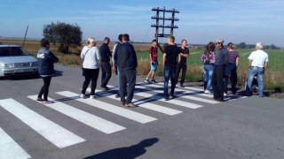 На Сокальщині місцеві мешканці перекрили дорогу Львів-Луцьк через її аварійність