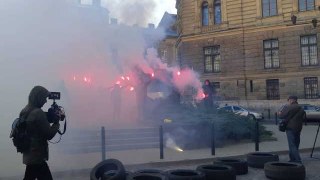 Активісти підпалили димові шашки під будівлею поліції Львівщини