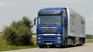 Свободівці продовжать блокувати рух російських вантажівок