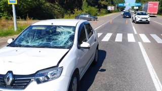 Поблизу Львова водій Renault Logan збив двох пішоходів