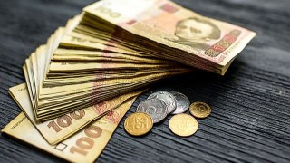 Середня зарплата на Львівщині за місяць зменшилася на 1029 гривень