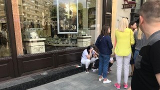 У Львові із фасаду ресторану на жінку впав камінь