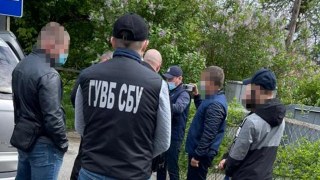 Львівського митника та двох екс-поліцейських викрили на махінаціях із євробляхами
