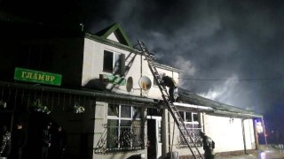15 рятувальників гасили пожежу у магазині й кафе на Городоччині