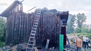 На Львівщині згоріла будівля з сіном