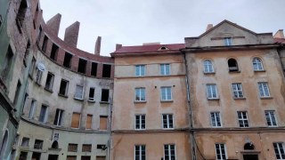 Через страйки на кордоні не можуть доставити будматеріали для зруйнованих ракетою будинків на Стрийській
