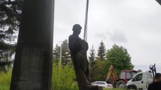 На Яворівщині демонтували чотири радянських пам'ятники