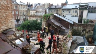 Поліція розслідує загибель неповнолітнього під завалами стіни у центрі Львова