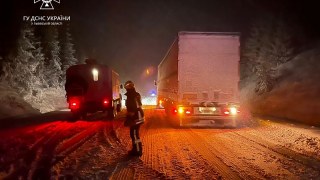 Через сильні снігопади на гірських дорогах Львівщини рятувальники відкопували 8 вантажівок