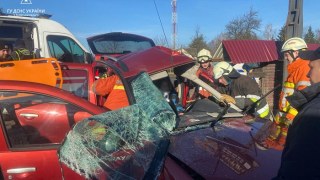 Біля Жовкви легковик влетів в огорожу, водійку з авто вирізали 8 рятувальників