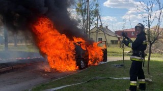 У Радехові вщент згорів автомобіль Mercedes