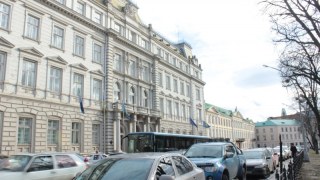 Львівська облрада замовила шини для авто за 11 тисяч