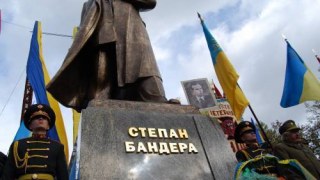 Депутат Львівської міськради закликає впорядкувати територію біля пам’ятника Бандері