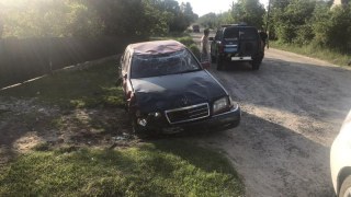На Яворівщині перекинулася автівка: є травмовані