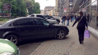 Паркінг біля готелю «Львів» незаконний