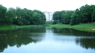 Піскові озера у Львові чистять від мулу та рослин