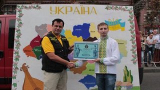 Житель Львівщини продає вишиту бісером карту, яку занесли до Книги Рекордів України