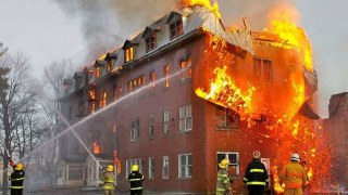На Львівщині через пожежу 40 мешканців будинку опинилися у пастці
