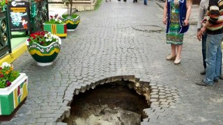 Глибина провалля на вул. Вірменській у Львові – майже 2 метри