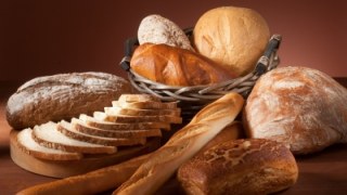 Азаров божиться, що наступні два роки хліб не дорожчатиме