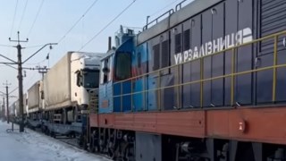 Укрзалізниця почала поїздом перевозити вантажівки через кордон з Польщею
