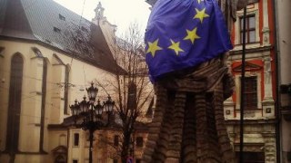 У Львові на Ринку скульптури прикрасили прапорами Євросоюзу