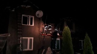 7 рятувальників гасили пожежу у будинку на Мостищині