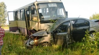 2 людини загинули, 10 – госпіталізовано внаслідок ДТП на Львівщині