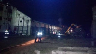 46 рятувальників гасили пожежу на складі у Кам'янка-Бузьку