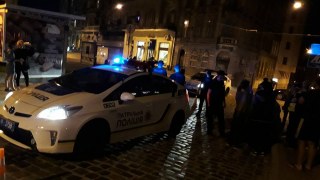 На площі Старий Ринок у Львові поліція збила львів'янку