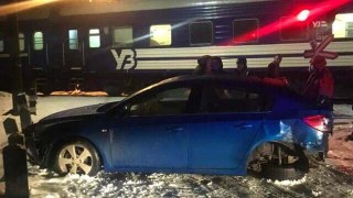 На Львівщині зіткнулися потяг та легковий автомобіль