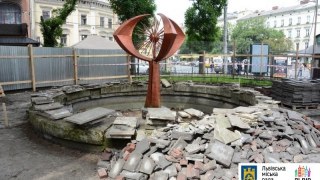 Онищенко зарубала фонтан Кульбаба на площі Галицькій