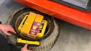 У Грушеві мешканець Львівщини в запасному колесі автомобіля заховав 130 кг сиру