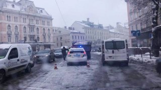 У центрі Львова мікроавтобус врізався у снігоприбиральну машину